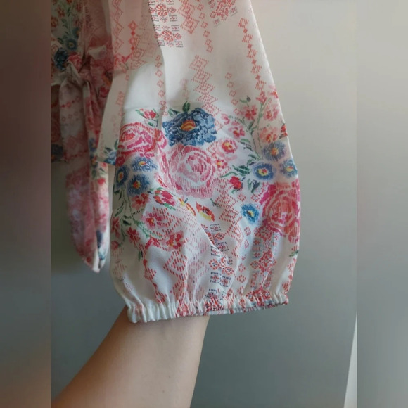 Jorja Floral Wrap Ruffle Hem Blouse plunging neck Elastic Cuffs Whimsical - Picture 4 of 7